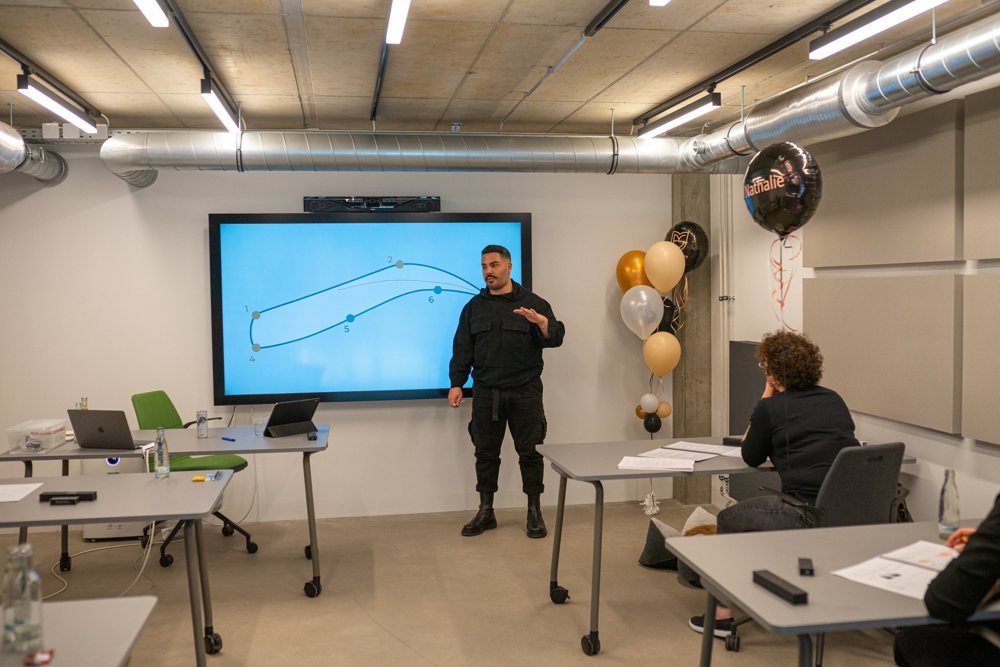 Pino unterrichtet im Schulungsraum der Academy