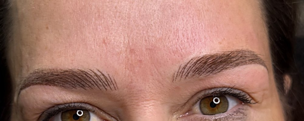 COMBO BROWS: Augenbrauen direkt nach der Behandlung