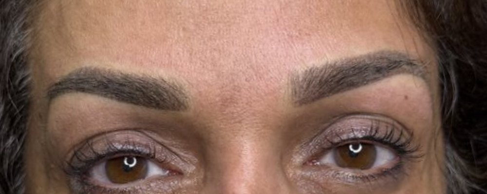POWDER BROWS: Augenbrauen direkt nach der Behandlung