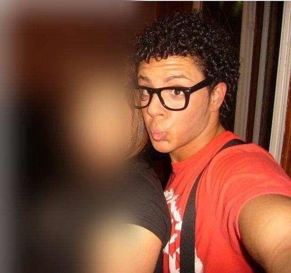 Pino als Teenager mit Locken und Brille
