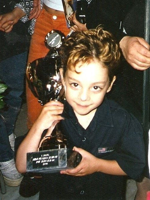 Pino mit sechs Jahren mit dem Pokal der Mini Playback Show